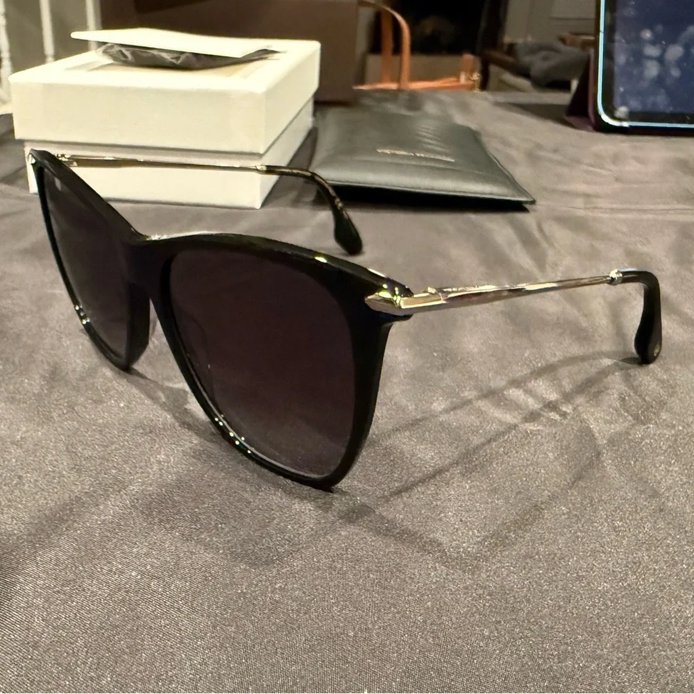 Victoria Beckham VB636S Sunglasses Black with Silver Hardware FULL INCLUSION